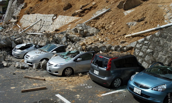 Versagen einer Stützmauer bei einem Erdbeben in Japan